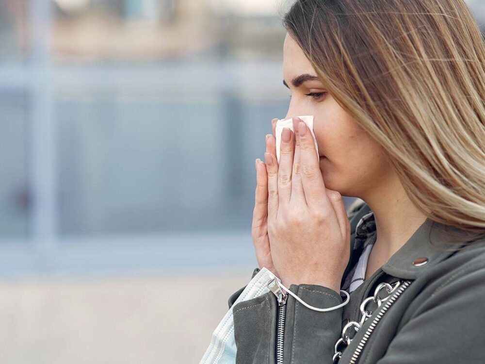 Frau mit Heuschnupfen