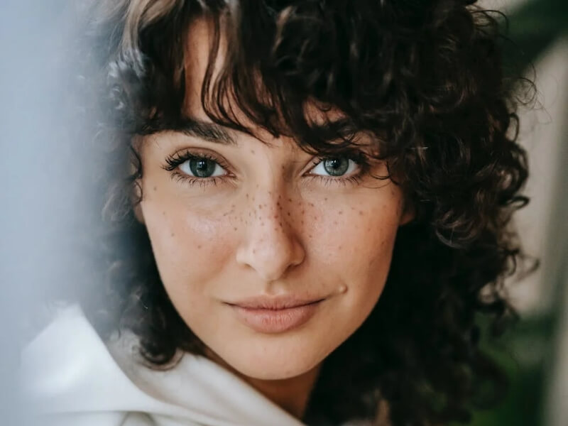 Frau ist glücklich nachdem Sie die Pille abgesetzt hat